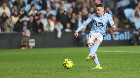 Iago Aspas, lanzando el penalti que transform� en gol en el Celta-Mallorca de esta temporada.