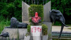 Pintadas en la efige de Leopoldo II situada en el parque de Tervuren, cerca de Bruselas