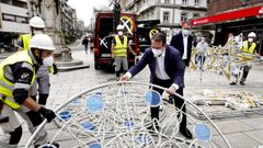 Caballero, el mi�rcoles con los operarios que iniciaron la instalaci�n de las luces de Navidad