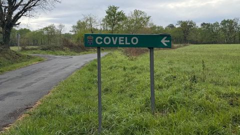 Letreiro indicador da localidade de Covelo, en B�veda, que agora pasa a ser Cubelo