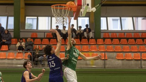 Rub�n Rey encestando a tablero en un partido del Xiria esta temporada