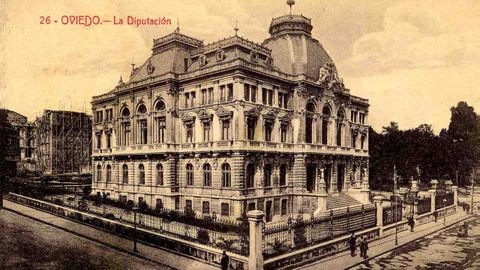 Edificio de la Junta General del Principado, detrs se pueden apreciar las obras de construccin de la Sede de Presidencia