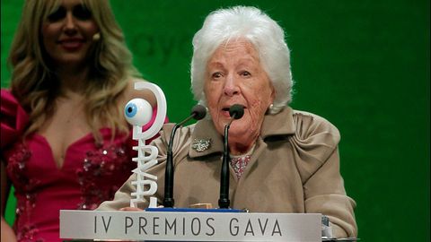 La periodista radiof�nica Menchu del Valle, abuela de la reina Letizia, ha recibido este s�bado en Avil�s el Premio de Honor de la Asociaci�n Cl�ster de la Industria Creativa, Cultura y Audiovisual de Asturias (ACICCA)