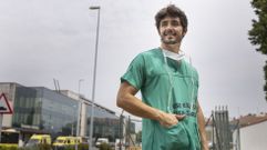 Benji Thorpe (en la foto, con el CHUS de fondo) es uno de los m�dicos internos residentes de primer a�o del hospital de Santiago, donde se formar� durante un lustro en su especialidad (cirug�a). Cuenta que muchos de sus seguidores ya le han sugerido distintos lugares para visitar en Galicia, donde le ha sorprendido �la cantidad de tapas de tortilla que pon�is. Ya era fan de la tortilla, pero ahora mucho m�s�, dice el �influencer�.