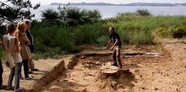 Bonilla, a la derecha, muestra los restos de la mmoa durante una visita al castro.