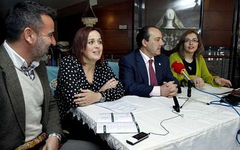 Franco Quint�ns, Sandra �nsua, Manuel Valeriano Alonso y Dolores Lema, ayer, en la presentaci�n.