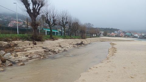 Uno de los r�os de Agrelo, en Bueu, ha creado una gran zanja en la playa y dejado a la vista los cimientos del paseo mar�timo