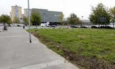 La parcela es contigua a una plazoleta situada enfrente del auditorio municipal. 