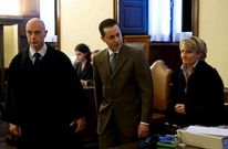 Paolo Gabriele camina sonriente por la corte vaticana tras conocer la sentencia.