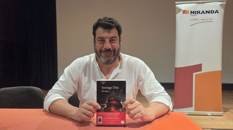 Santiago D�az present� �El amo� en Bueu de la mano de la Librar�a Miranda