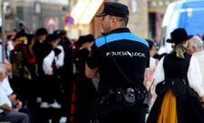 La Polic�a de Cambados est� doblando turnos con motivo de la Festa do Albari�o.