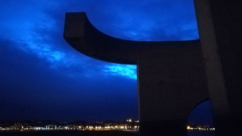 Una vista nocturna del 'Elogio del Horizonte'