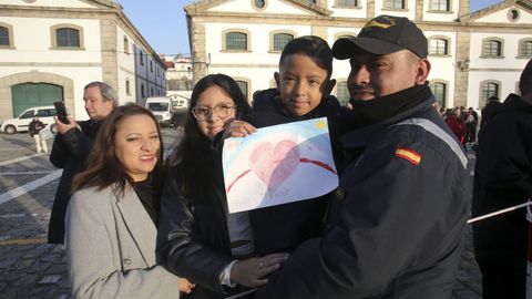 Un hijo hace entrega de su dibujo a su padre antes de su singladura de meses en el mar del Norte.