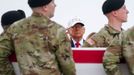 Trump ante los f�retros de seis militares estadounidenses muertos en Kuwait.