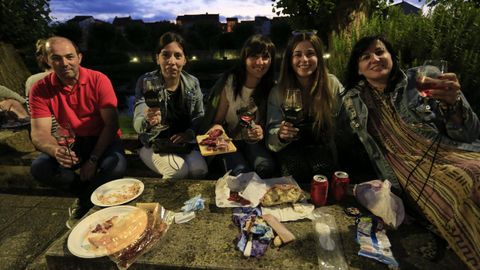 Una pandilla que acudi al festival, en uno de los asientos del paseo