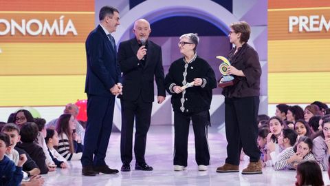 El conselleiro de Educaci�n, Rom�n Rodr�guez, entreg� el premio a Pilar y To�a Hermo, del restaurante A de Rosa de A Pobra