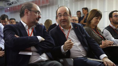 Miquel Iceta, primer secretario de los socialistas catalanes, conversa con el presidente aragons