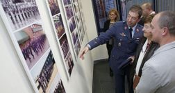 Personal del escuadr�n de vigilancia ejerci� de gu�a en la inauguraci�n de la muestra. 