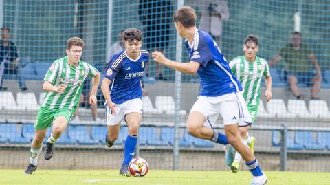 Jaime Coballes, con el baln, en un partido del juvenil A del Oviedo