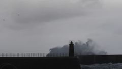  Olas de gran tama�o rompen contra los muros del puerto de Viavelez