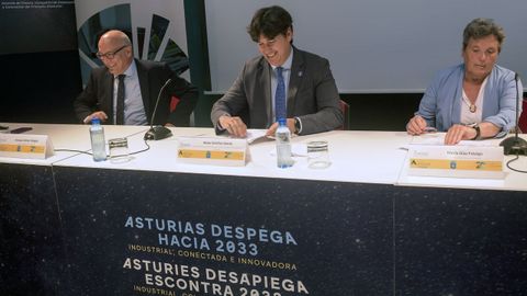 Borja Snchez (c) Mara Daz Fidalgo (1d) y Enrique Jimez (1i) en la Feria Internacional de Muestras de Asturias, en la presentacin del Nodo de Smart Cities e Internet de las Cosas (IoT)