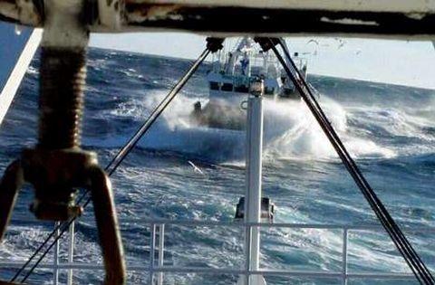 Un arrastrero, ayer por la tarde, navegando frente a Ribadeo, de regreso a Celeiro, su base.