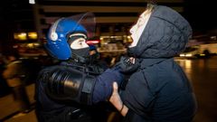 Un agente de polic�a y un manifestante se enfrentaron durante el desalojo nocturno del campamento de protesta por la vivienda en la Pra�a D. Jo�o I, en Oporto, la madrugada del domingo.