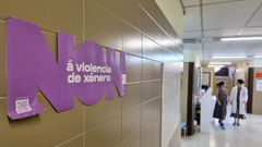 Mensaje contra la violencia de g�nero en el centro de salud de S�rdoma, en Vigo.