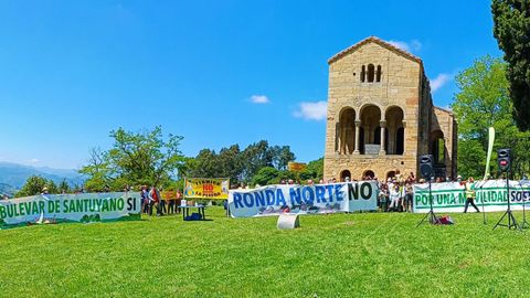 Concentracin de asociaciones vecinales en Oviedo el da del medio ambiente