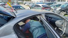 Agentes de la Guardia Civil inspeccionan el veh�culo en el que viajaban los dos albaneses detenidos por formar parte de un grupo criminal dedicado al robo en viviendas