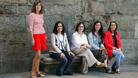 La nueva directiva de AMIT Galicia, con Carmen Martínez, la presidenta, en el centro
