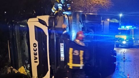 Vuelco de un cami�n en el pol�gono de Silvota, en Llanera