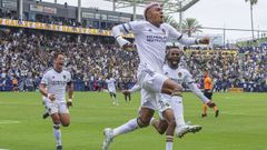 Juli�n Ara�jo celebra un gol junto a sus compa�eros de Los �ngeles Galaxy