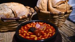 Fotograf�a de un plato de fabada asturiana del restaurante Tierra Astur de Oviedo