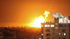 Fuego y humo tras los bombardeos lanzados a la franja de Gaza por parte de las Fuerzas de Defensa de Israel