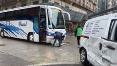 Colisión entre un autobús escolar y una furgoneta en la Plaza de Vigo
