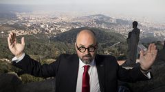 Carlos Ruiz Zaf�n, con Barcelona al fondo