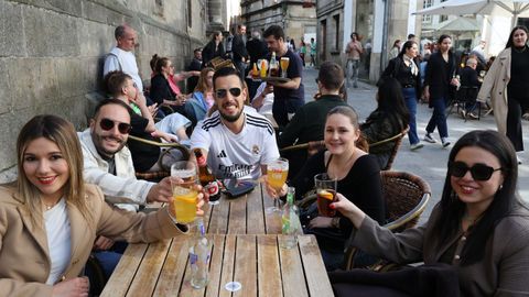 Tania, Iván, Dani, Melisa y Bibiana. Cinco asiduos al tardeo que combinan con la hora del vermú