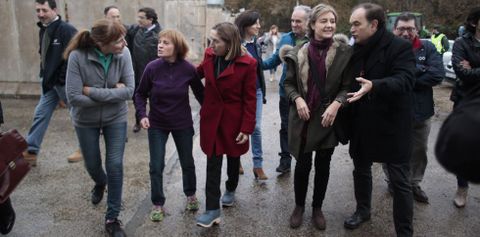 Pastor (con zuecos de Merza) habla con Mar�a y Julia, dos titulares de la SAT de Gresande. 