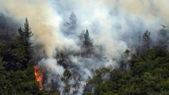 Un helicptero en labores de extincin del incendio que afecta a los alrededores de San Antoln de Ibias