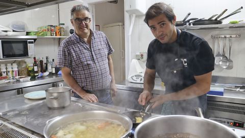 El responsable del negocio y jefe de sala (izquierda), Víctor Varela, junto al chef, Ismael Esteban
