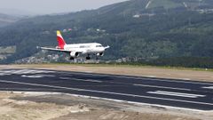 Avi�n de Iberia aterrizando en el aeropuerto de Peinador