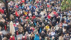 Militantes y simpatizantes socialistas se concentran ante la sede de la FSA-PSOE en Oviedo para apoyar a Pedro Snchez