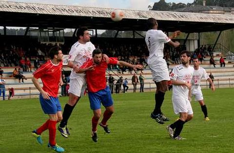 Imagen del partido celebrado ayer en el campo Garc�a Hermanos de Betanzos.