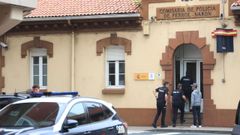 Agentes de la Polic�a Nacional, estos d�as en la comisar�a de la avenida de Vigo (Ferrol). 