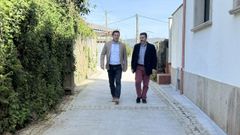 El alcalde de Boiro, Jos� Ram�n Romero, y el teniente de alcalde, Lu�s Ruiz, revisan las obras realizadas en San Mauro

