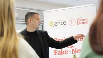 El periodista C�sar Rodr�guez durante la charla sobre Periodismo vs. �fake news� impartida en el IES�A Xunqueira, en Pontevedra