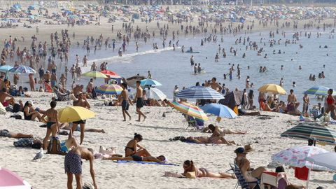 Ba�istas en la playa de Samil este mes
