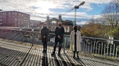 Natalia Gonz�lez, Rafael Rodr�guez Villarino y Juana Ageitos, este martes ante la Praza de Abastos