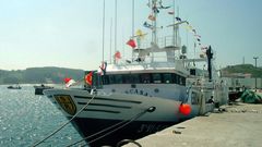 El arrastrero Pescasar, en una imagen tomada el 14 de mayo del 2004, pocos d�as despu�s de llegar al puerto de Mux�a desde un astillero de Mar�n, en el que hab�a sido construido. Esta ha sido su ubicaci�n habitual en estos 17 a�os, en la que en ocasiones tuvo alg�n percance, como cuando en el 2009 encall� en ese mismo puerto debido a su poco calado, una historia conocida por los patrones de buques de gran tama�o que entraban a repostar combustible en d�as de mareas vivas. Una situaci�n similar a la que, por ejemplo, tambi�n sufr�an algunos barcos de Laxe.